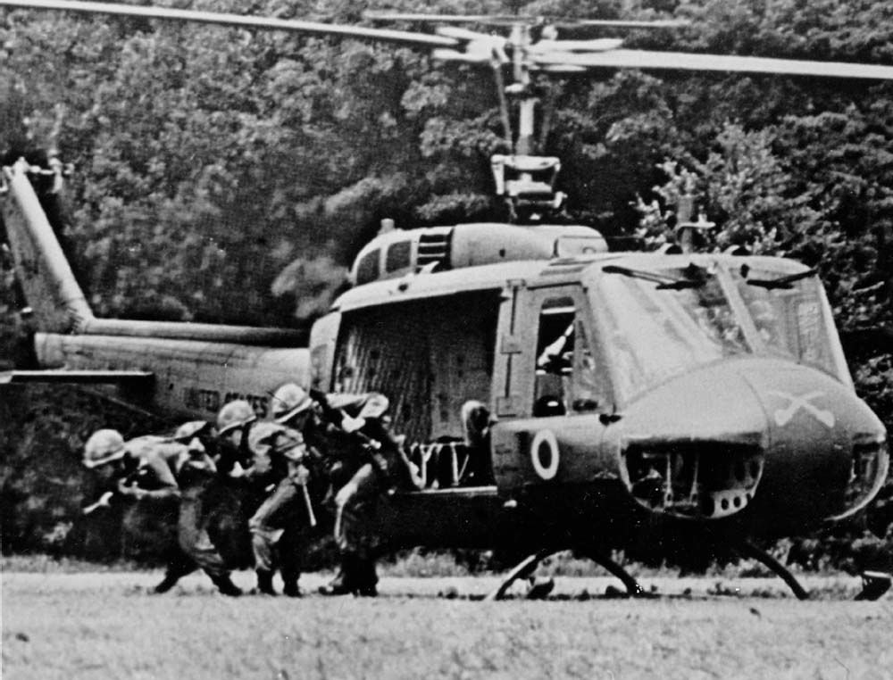 Infantry_1-9_US_Cavalry_exiting_UH-1D